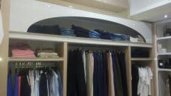 ویترین و قفسه و کلیه وسایل فروشگاه پوشاک بچه گانه 