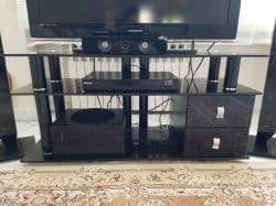 فروش فوری میز شیشه ایی تلویزیون