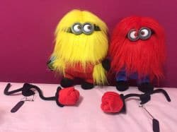 مینیون های زیبا در دو رنگ متفاوت همراه دو گل رز