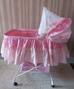 تخت نوزاد کنار مادر