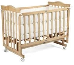 تخت گهواره‌ای چوبی بغل تخت مادر
