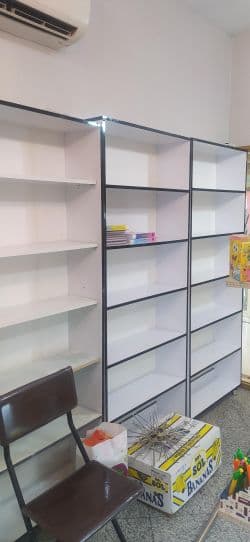 قفسه چوبی و کتابخانه