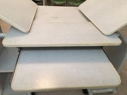 میز همه روکش ملامین هست چرخ داره با ضامن