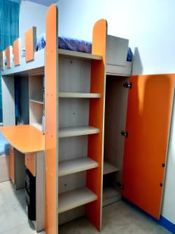 کتابخانه و میز کامپیوتر