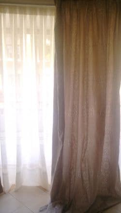 پرده طوسی رنگ سالم و تمیز